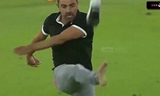 El tremendo enfado de Xavi Hernández: pide mano, patada al aire y zapatilla volando