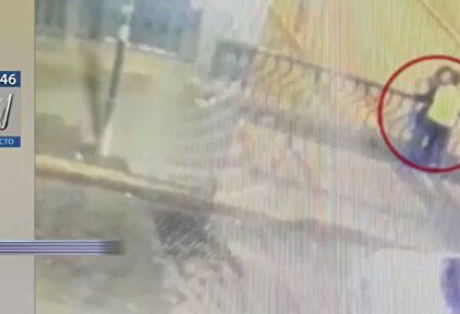 El trágico final de una pareja que se besaba en un puente