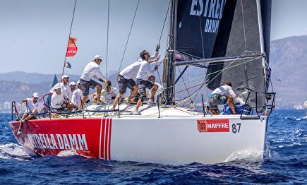 El barco DK46 'Estrella Damm', patroneado por el olímpico canario Luis Martínez |  EFE