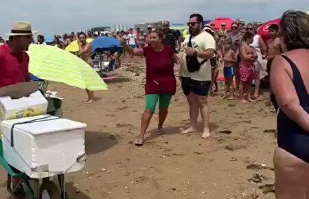 Apuñalan al jefe de la Policía Local de Punta Umbría en un operativo contra la venta ilegal en la playa