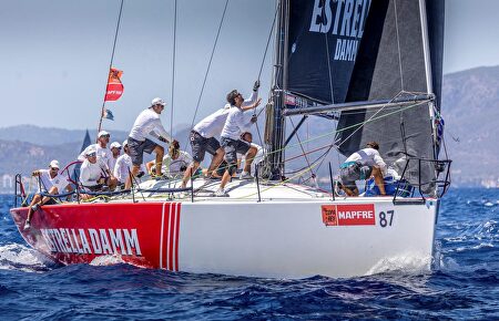 El barco DK46 'Estrella Damm', patroneado por el olímpico canario Luis Martínez |  EFE