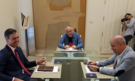 El presidente del Gobierno en funciones, Pedro Sánchez, con los secretarios generales, de UGT, Pepe Álvarez, y de CCOO, Unai Sordo. |  EFE