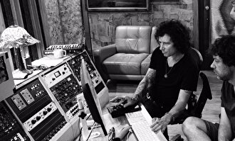 Bunbury, en su estudio, trabajando en su nuevo disco |  Jose Girl