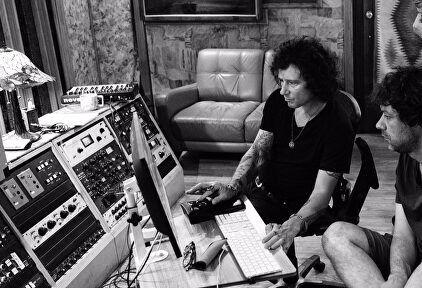 Bunbury, en su estudio, trabajando en su nuevo disco |  Jose Girl
