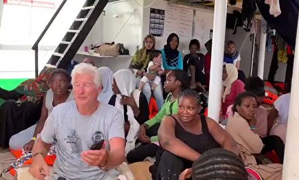 Richard Gere lleva alimentos al Open Arms en yate