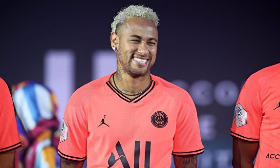 Neymar con la camiseta del PSG con cara de felicidad | Cordon Press