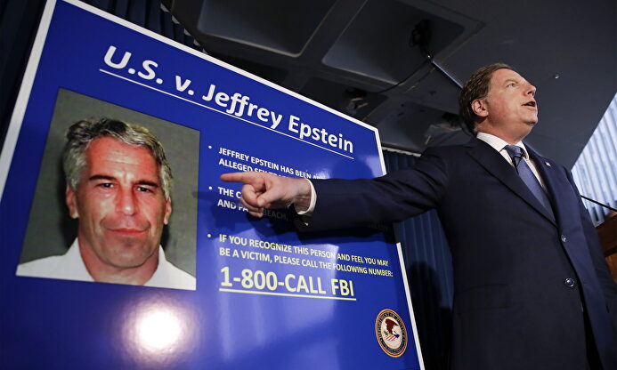 El fiscal del distrito sur de Nueva York durante la rueda de prensa tras el arresto de Jeffrey Epstein. |  EFE
