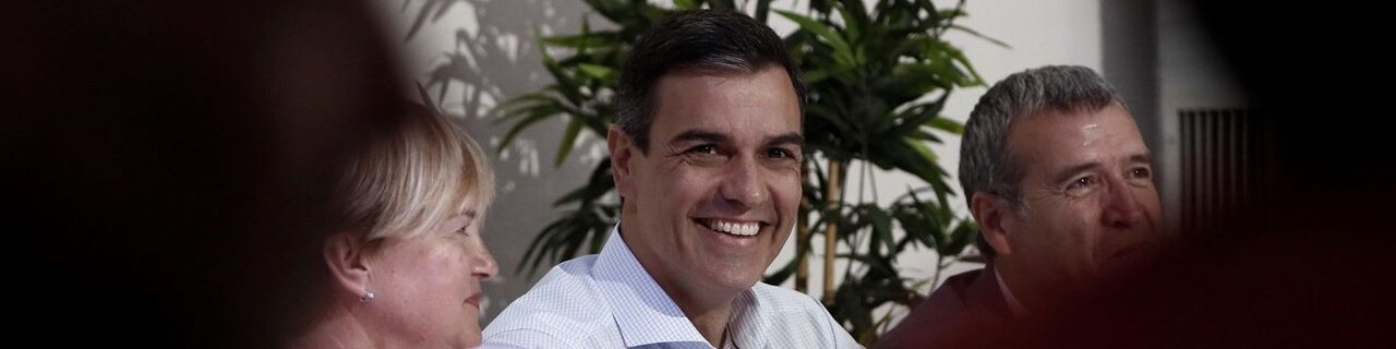 Pedro Sánchez con miembros de Soria ya y Teruel Existe |  EFE