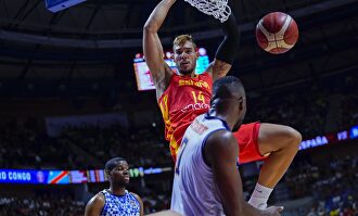 Willy Hernangómez machaca el aro de República Democrática del Congo |  FEB