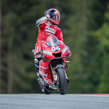 Dovizioso gana a Márquez en la última curva de Spielberg. |  EFE