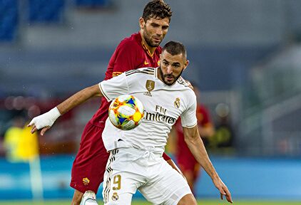 Benzema luchando un balón con Fazio. |  Cordon Press
