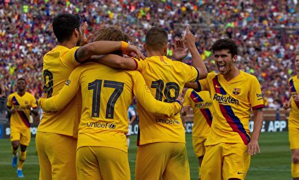 Los jugadores del Barcelona celebran uno de los goles. |  EFE