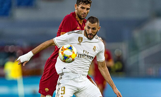 Benzema luchando un balón con Fazio. |  Cordon Press
