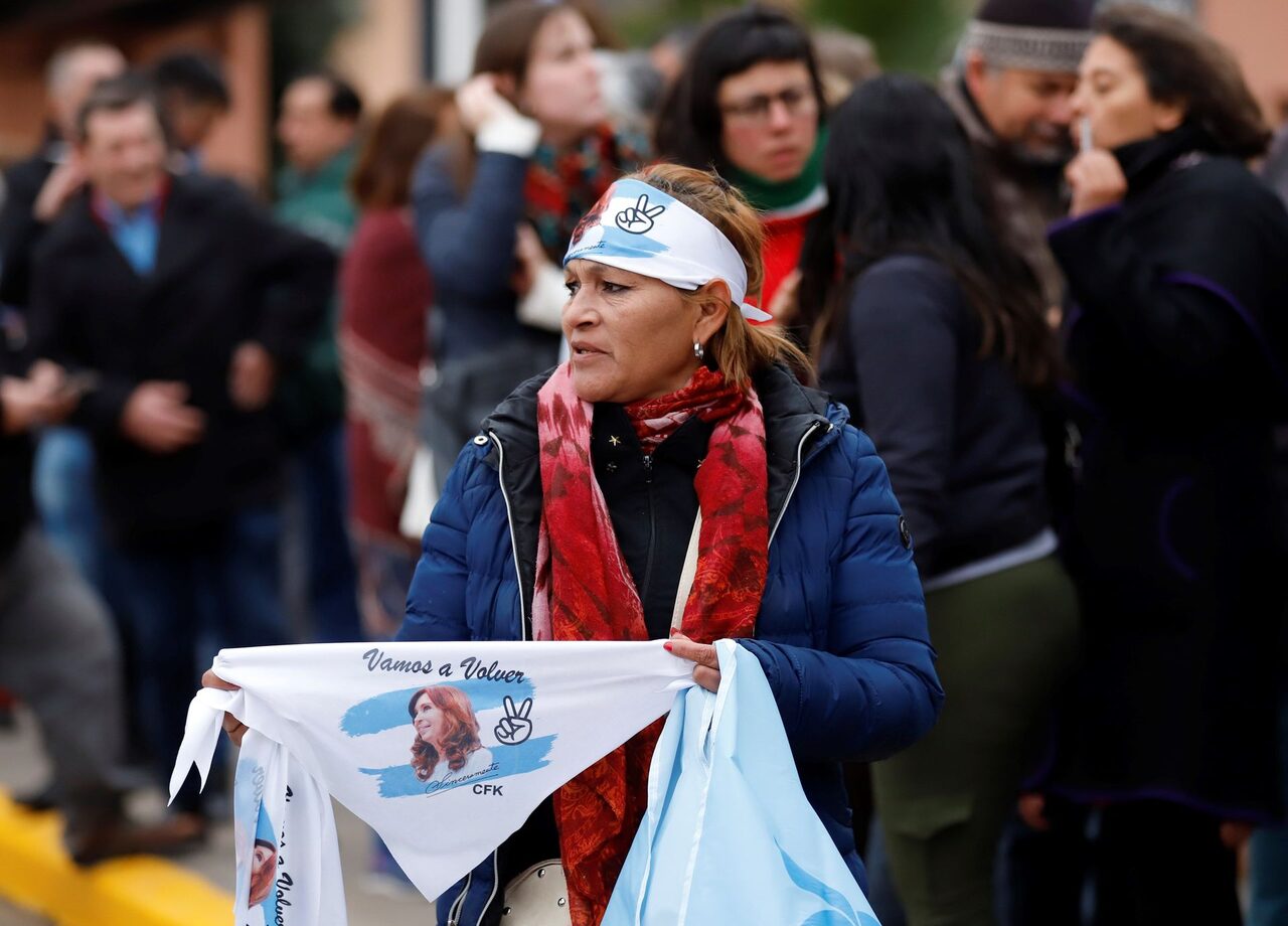 La victoria del peronismo causa un terremoto en Argentina: se hunde el peso, la bolsa y la deuda
