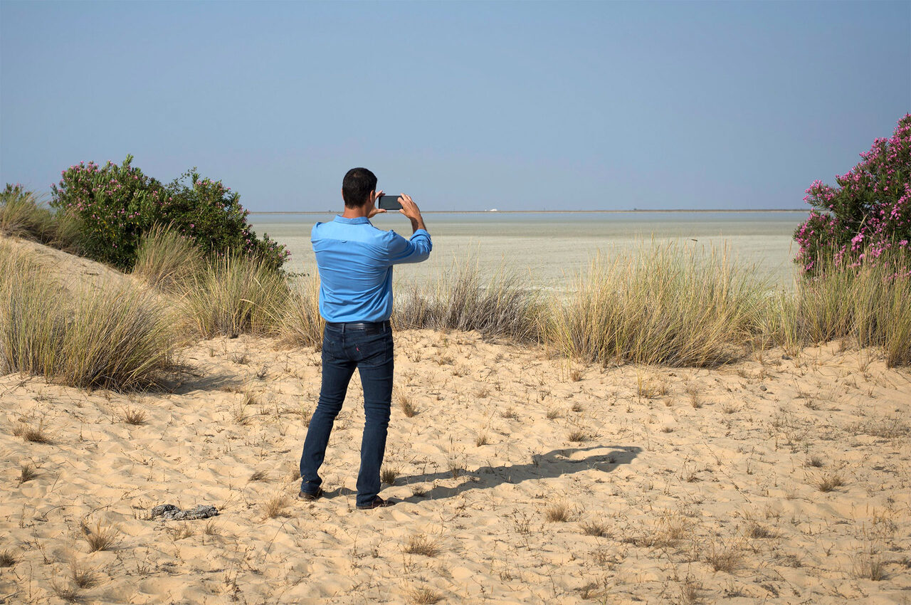 Pedro Sánchez durante sus vacaciones en Doñana en 2018. |  EFE
