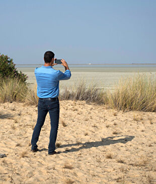 Pedro Sánchez durante sus vacaciones en Doñana en 2018. |  EFE