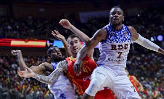 Juancho Hernangómez, de rojo, se zafa ante dos jugadores congoleños |  FEB