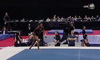 Simone Biles maravilla al mundo con una acrobacia imposible