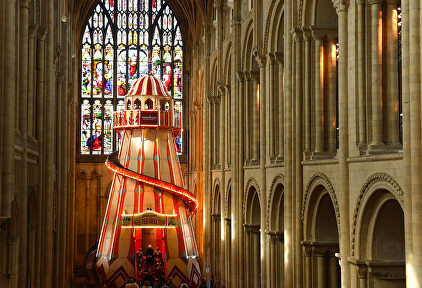 Imagen del tobogán instalado dentro de la catedral de Norwich. |  Cordon Press
