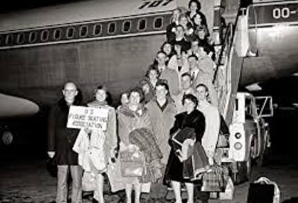 Equipo estadounidense de patinaje sobre hielo, instantes antes de coger el avión. |  Wikipedia