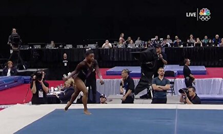 Simone Biles maravilla al mundo con una acrobacia imposible