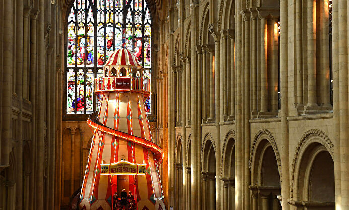 Imagen del tobogán instalado dentro de la catedral de Norwich. |  Cordon Press