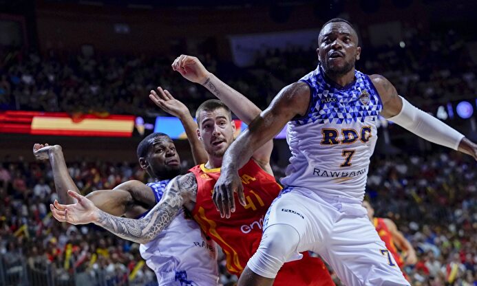 Juancho Hernangómez, de rojo, se zafa ante dos jugadores congoleños |  FEB