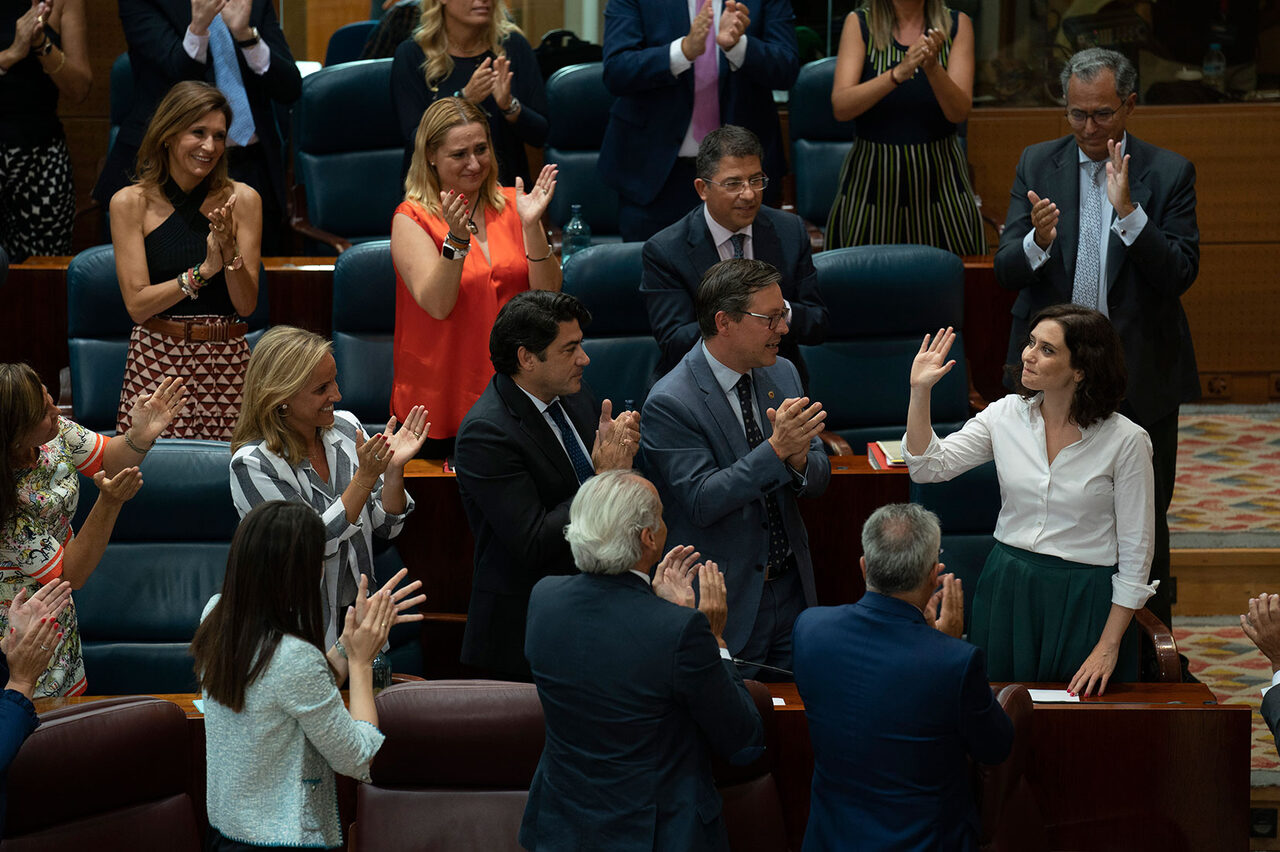 Isabel Díaz Ayuso saluda a sus compañeros tras ser investida presidenta de la CAM. |  David Mudarra / PP