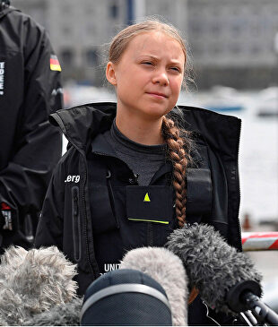 Greta Thunberg a punto de tomar el barco con el que viaja de Europa a EEUU. |  EFE