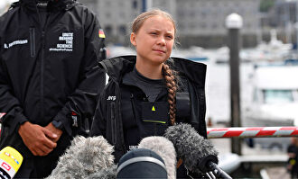 Greta Thunberg a punto de tomar el barco con el que viaja de Europa a EEUU. |  EFE