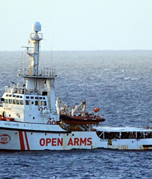 El Open Arms, en aguas italianas |  EFE