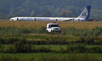 Un piloto logra aterrizar un A-321 en un campo de maíz de Moscú
