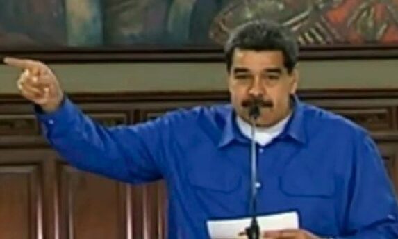 Maduro recupera su paranoia: dice ahora que Álvaro Uribe planea asesinarlo con 32 mercenarios