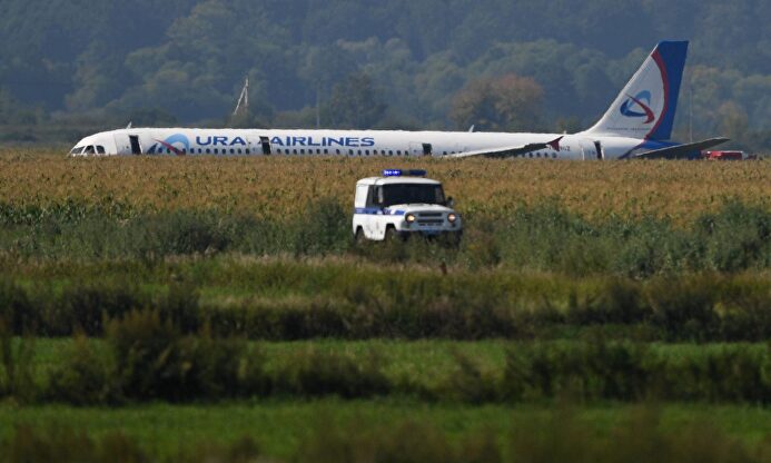 Un piloto logra aterrizar un A-321 en un campo de maíz de Moscú