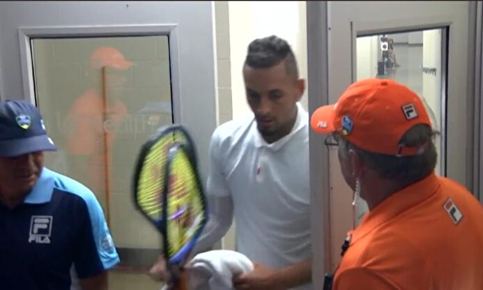 Kyrgios, tras romper dos raquetas. |  Imagen TV