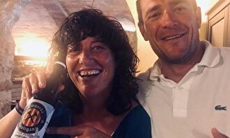 Teresa Jordá sostiene un botellín de la cerveza "Fuck Spain" |  Instagram: @tjorda.erc