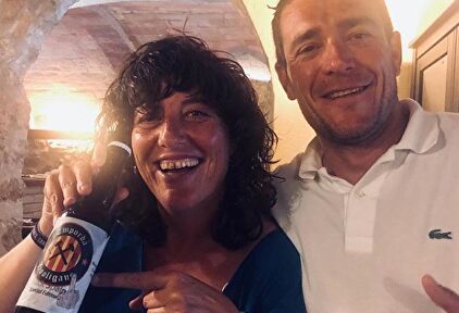 Teresa Jordá sostiene un botellín de la cerveza "Fuck Spain" |  Instagram: @tjorda.erc