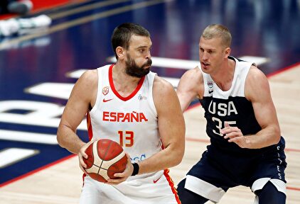 Marc Gasol defiende la pelota en el encuentro de esta madrugada | Europa Press