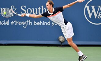 Medvedev realiza una estirada para devolver la pelota. |  Europa Press