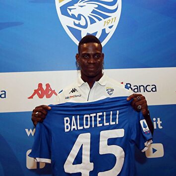 Mario Baloelli posa con la camiseta del Brecia |  EFE