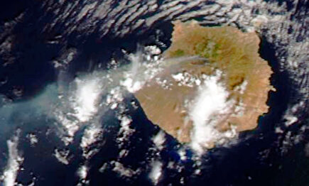 El humo del incendio visto desde el espacio por un satélite de la NASA. |  EFE