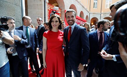Isabel Díaz Ayuso y Pablo Casado, este lunes en el acto de toma de posesión de la presidenta madrileña. |  EFE