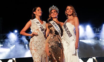 Las damas de honor y la ganadora |  Gtres