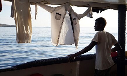 Uno de los inmigrantes a bordo del Open Arms |  EFE