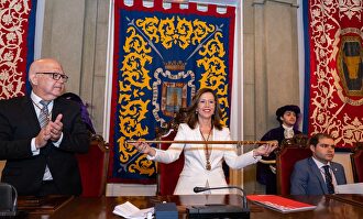 Ana Belén Castejón sostiene el bastón de mando de Cartagena |  Ayuntamiento de Cartagena