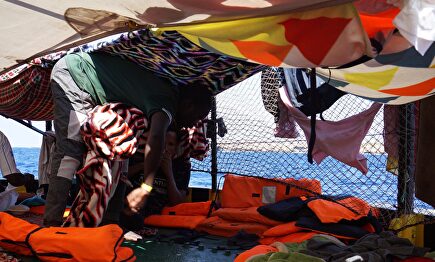 El Open Arms en aguas de Lampedusa |  EFE