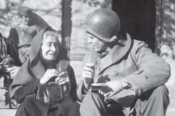 Tom Treanor entrevista a una civil tras desembarcar en el frente italiano |  Hécate