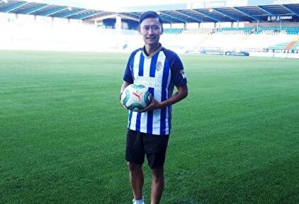 Gao posa con su nueva camiseta |  S.D. Ponferradina