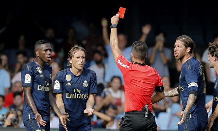 Modric vio la roja directa en Balaídos por una entrada al tendón de Aquiles de Denis Suárez. |  EFE