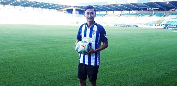 Gao posa con su nueva camiseta |  S.D. Ponferradina